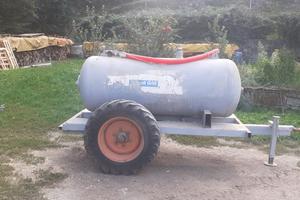 Rimorchio artigianale con serbatoio