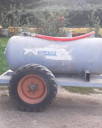 Rimorchio artigianale con serbatoio