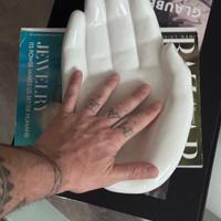 Svuotatasche Decorativo a Forma di Mano – Bianco