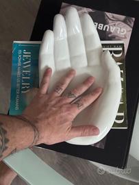 Svuotatasche Decorativo a Forma di Mano – Bianco