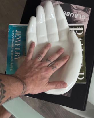Svuotatasche Decorativo a Forma di Mano – Bianco
