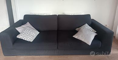 divano molto comodo colore nero, marca Prima fila 