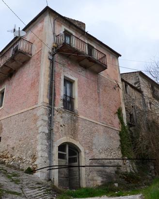Casa in pietra con ampio terreno