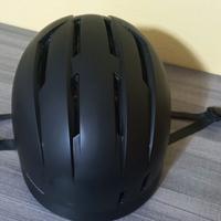 casco nero per bicicletta,pattinaggio o skateboard