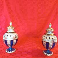 Due vasi in finissima porcellana francese.