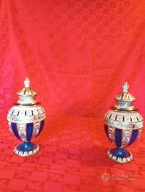 Due vasi in finissima porcellana francese.