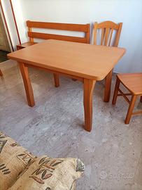 Tavolo con panca e sedie