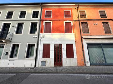 CASA DI CORTE A MONTECCHIO MAGGIORE