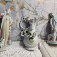 Due statue con il cane e un vasetto in porcellana