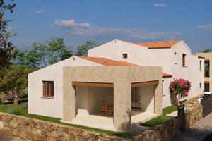 Moderna caposchiera con giardino di nuova costruzi