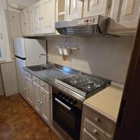 Cucina con elettrodomestici e pensili