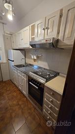 Cucina con elettrodomestici e pensili