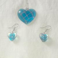 Ciondolo e orecchini a cuore in vetro