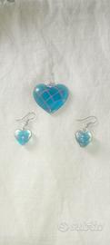 Ciondolo e orecchini a cuore in vetro