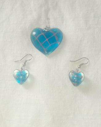 Ciondolo e orecchini a cuore in vetro