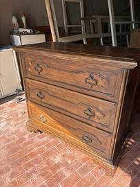 Cassettiera antica in legno massiccio