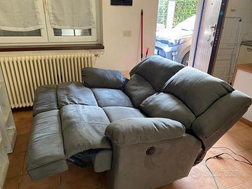 Divano 2 posti con schienale e poggiapiedi