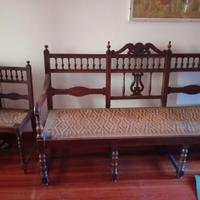 Divanetto con sedie e tavolo