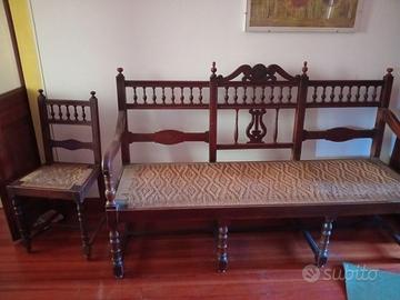 Divanetto con sedie e tavolo