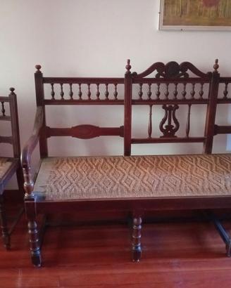 Divanetto con sedie e tavolo