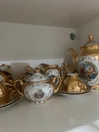 Servizio di 12 tazzine con zuccheriera e the’.