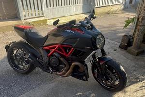 Diavel red-carbon