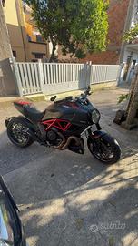 Diavel red-carbon