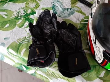 caschi e giacca moto