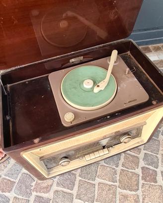 Radio antica a valvole 