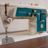 Macchina da cucire Singer con mobiletto