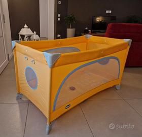 Lettino da campeggio chicco con sua base grigia