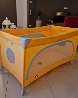 Lettino da campeggio chicco con sua base grigia