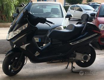 Scooter Piaggio  x 8 cilindrata 200 cc
