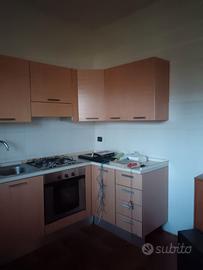Cucina e tavolo 4 sedie