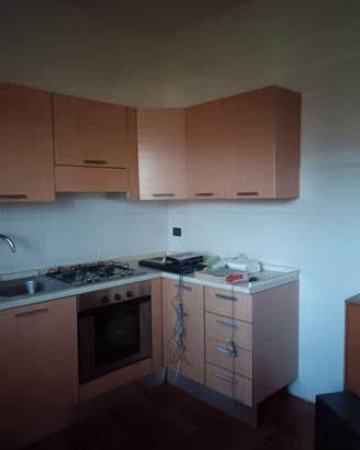 Cucina e tavolo 4 sedie