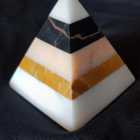 Piramide in marmo