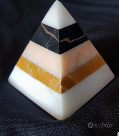 Piramide in marmo
