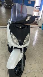 Xmax 250 con auto
