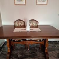 Tavolo in legno con sedie