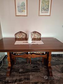Tavolo in legno con sedie