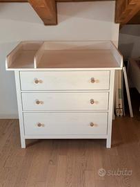Cassettiera HEMNES + FASCIATOIO e scaffali poster.