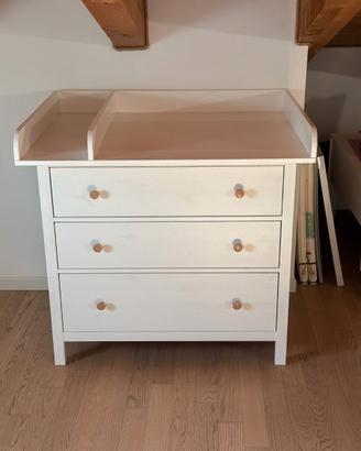 Cassettiera HEMNES + FASCIATOIO e scaffali poster.