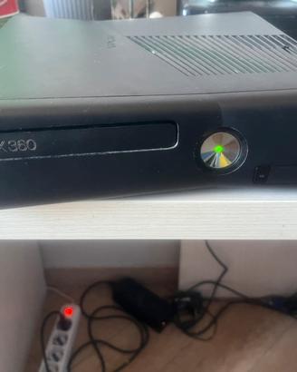 Xbox 360 Slim nera si accende ma senza video