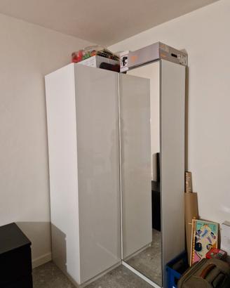 Guardaroba angolare PAX con specchio