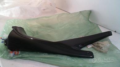 COPRIREGGISELLA DESTRO GRIGIO RS 125 APRILIA AP814
