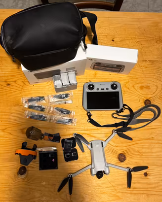 DJI Mini 3 Pro Fly More Combo con RC + accessori