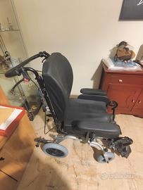 Sedia a rotelle polifunzionale basculante