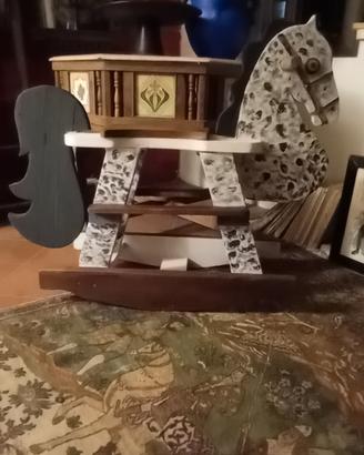 cavallo a dondolo in legno