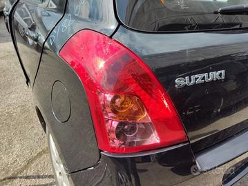 Fanale posteriore sinistro SUZUKI SWIFT del 2009