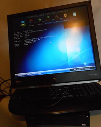 Desktop Gigabyte Chassis con schermo Benq tastiera